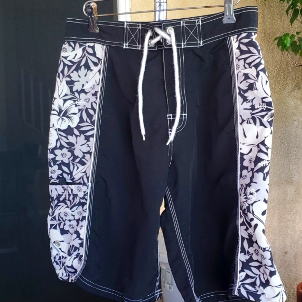 ANCHOR BLUE WOMENS BLACK, WHITE & GREY FLORAL BOARD SHORTS SIZE M